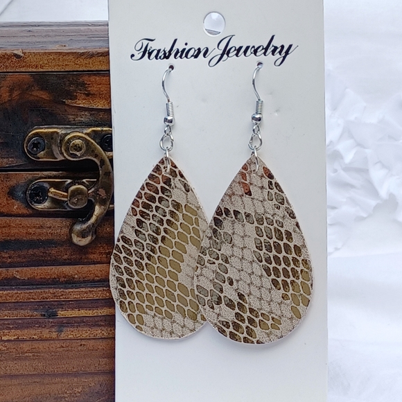 2 pair Fashion faux leather Earrings - Picture 7 of 10